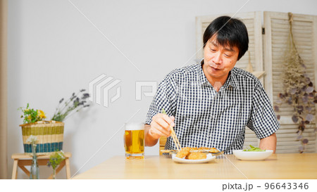 ビールで晩酌をするミドル男性	 96643346