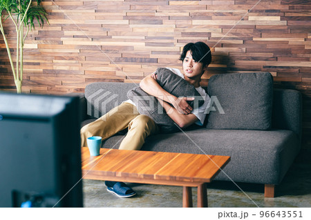 1人でテレビを見る男性 96643551