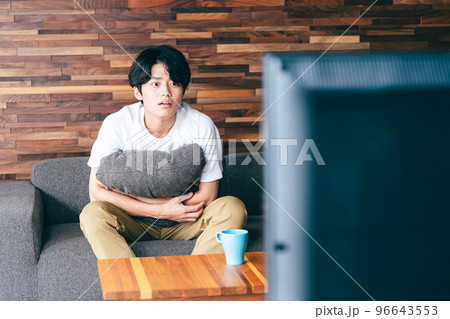 1人でテレビを見る男性 96643553