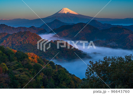 朝日射す紅葉の山並みと富士山 96643760
