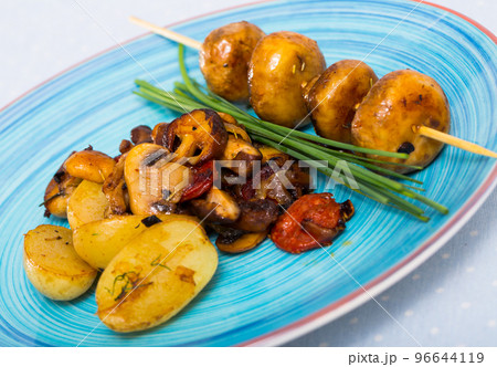 Assorted roasted mushrooms with potatoes 96644119