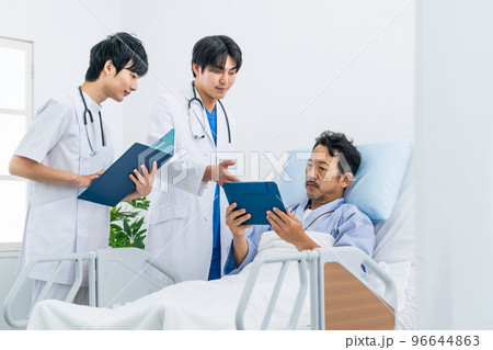 病室で患者に病状を説明する医師 96644863