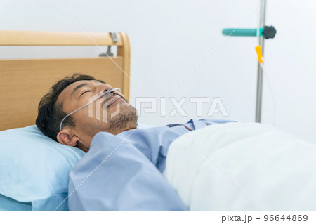 眠る酸素チューブをつけた入院患者 96644869