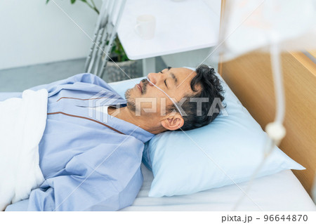 眠る酸素チューブをつけた入院患者 96644870