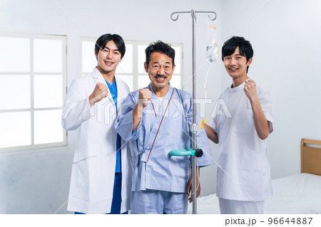 笑顔の患者と医療スタッフ 医師 看護師 笑顔の患者と医療スタッフ 医師 看護師 96644887