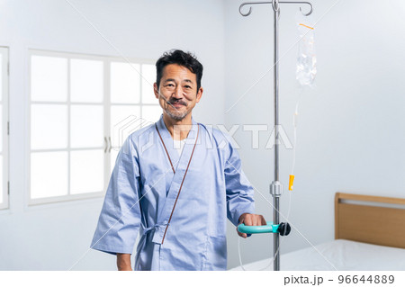 検査衣を着た笑顔の患者　入院患者 96644889