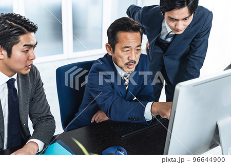 パソコン画面を見ながら会議するビジネスマン 96644900