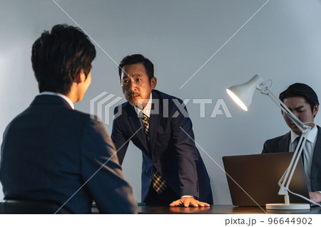 取り調べする刑事と容疑者　刑事ドラマ　自白強要　冤罪 96644902