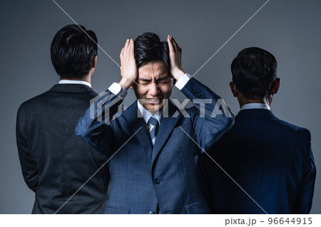 上司の間で悩む若いビジネスマン 上司の間で悩む若いビジネスマン 96644915