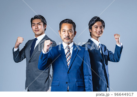 ガッツポーズする幅広い世代のビジネスマン 96644917