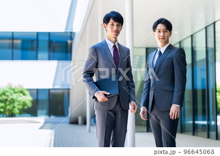 ビジネス　男性　ビジネスマン　オフィス　　撮影協力「LINK FOREST」 96645068