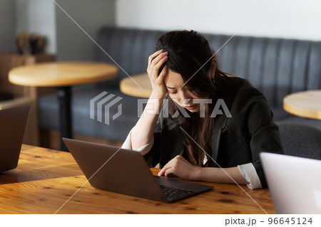 オフィスで働く疲れた人達 96645124