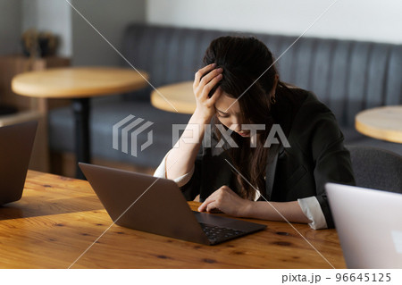 オフィスで働く疲れた人達 オフィスで働く疲れた人達 96645125