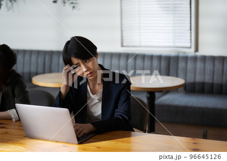 オフィスで働く疲れた人達 オフィスで働く疲れた人達 96645126