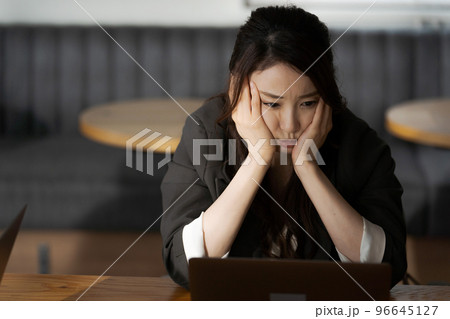 オフィスで働く疲れた人達 96645127
