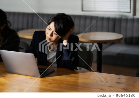 オフィスで働く疲れた人達 オフィスで働く疲れた人達 96645130