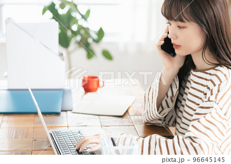 在宅勤務で通話する若い女性 在宅勤務で通話する若い女性 96645145