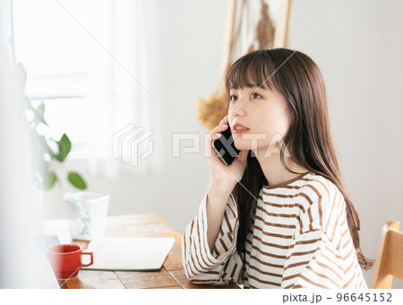 在宅勤務で通話する若い女性 96645152