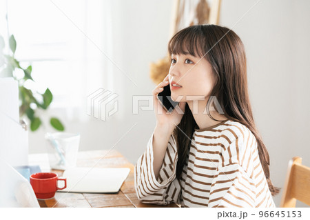 在宅勤務で通話する若い女性 96645153