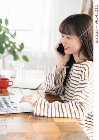 在宅勤務で通話する若い女性 96645211