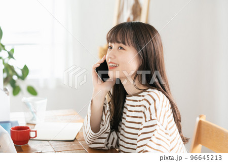 在宅勤務で通話する若い女性 96645213
