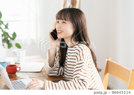 在宅勤務で通話する若い女性 96645214