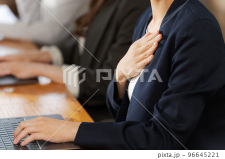 オペレーター　女性　手元 96645221