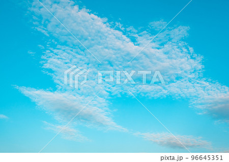 秋の青空に広がる巻積雲 d-4 ライトトーン 秋の青空に広がる巻積雲 d-4 ライトトーン 96645351