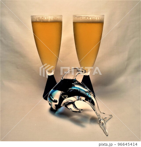 ビールとグラスとクリスタルのイルカ 96645414