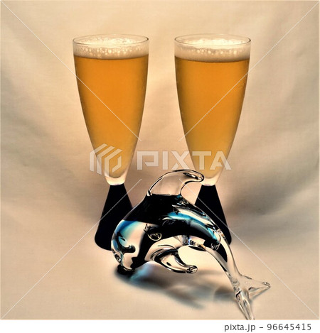 ビールとグラスとクリスタルのイルカ 96645415