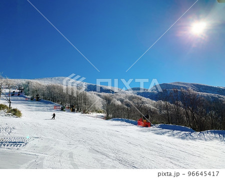 晴天のスキー場風景 晴天のスキー場風景 96645417