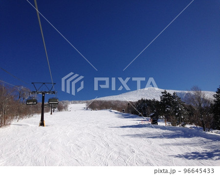 青空のスキー場風景 青空のスキー場風景 96645433