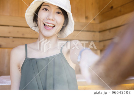 サウナでセルフロウリュをするサウナ女子 96645508