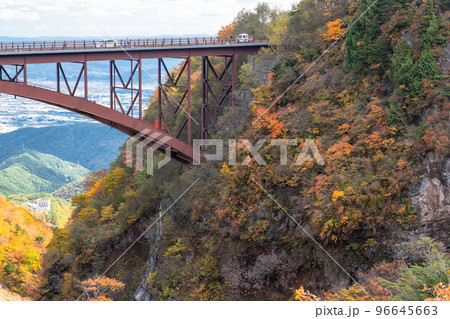 《福島県》不動沢橋・つばくろ谷の紅葉 96645663