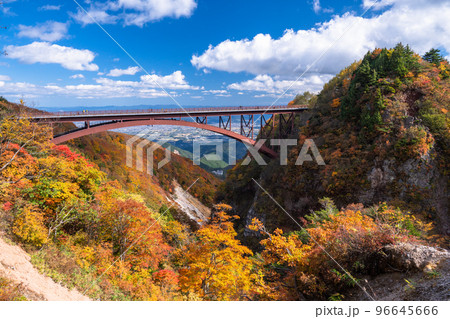 《福島県》不動沢橋・つばくろ谷の紅葉 96645666