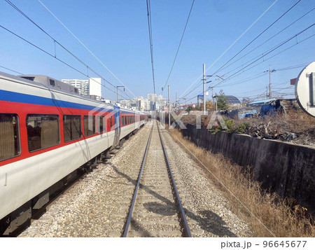 列車 鉄道 線路 96645677