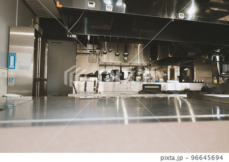 飲食店の厨房 96645694