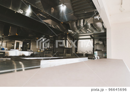 飲食店の厨房 96645696