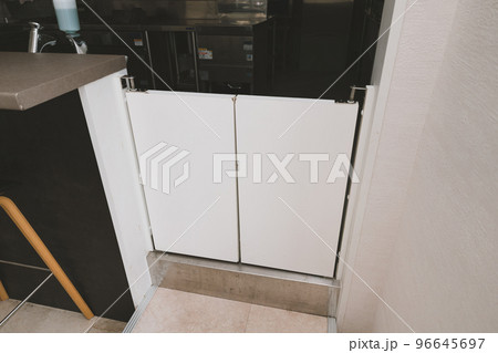 飲食店のスイングドア 96645697