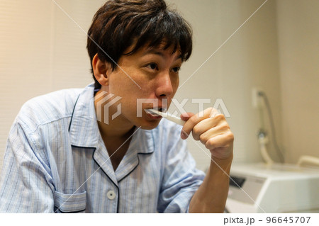 40代男性の歯磨き 96645707