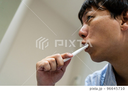 40代男性の歯磨き 96645710