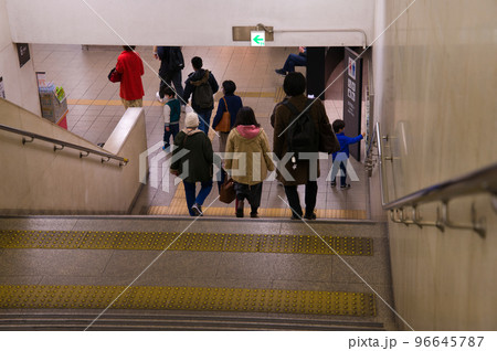 【京都府】3月・京阪本線の淀駅 96645787