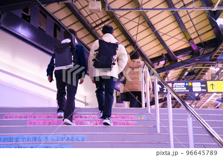 【京都府】3月・京阪本線の淀駅 96645789