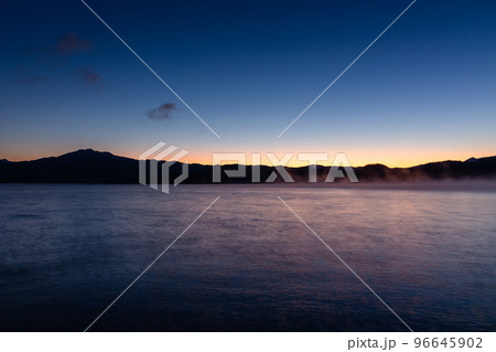 秋田、日本百景の田沢湖・11月、日本 秋田、日本百景の田沢湖・11月、日本 96645902