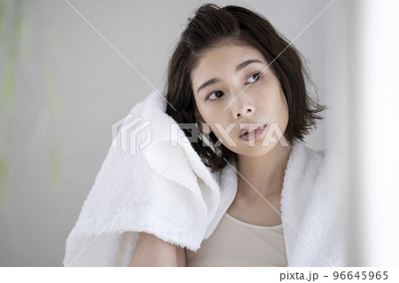タオルで髪を拭く若い女性 タオルで髪を拭く若い女性 96645965