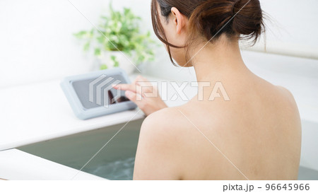 お風呂でスマホを使う女性 96645966
