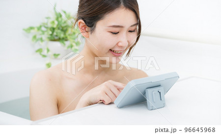 お風呂でスマホを使う女性 お風呂でスマホを使う女性 96645968
