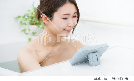 お風呂でスマホを使う女性 お風呂でスマホを使う女性 96645969