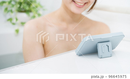 お風呂でスマホを使う女性 お風呂でスマホを使う女性 96645975