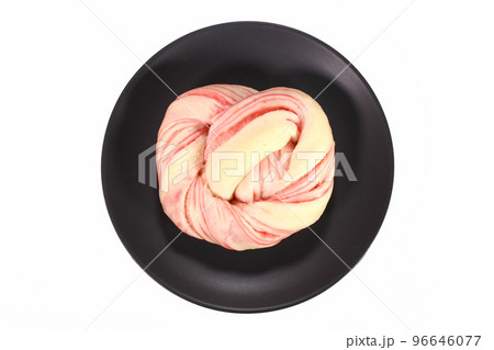 皿の上のイチゴマーブルデニッシュ 96646077